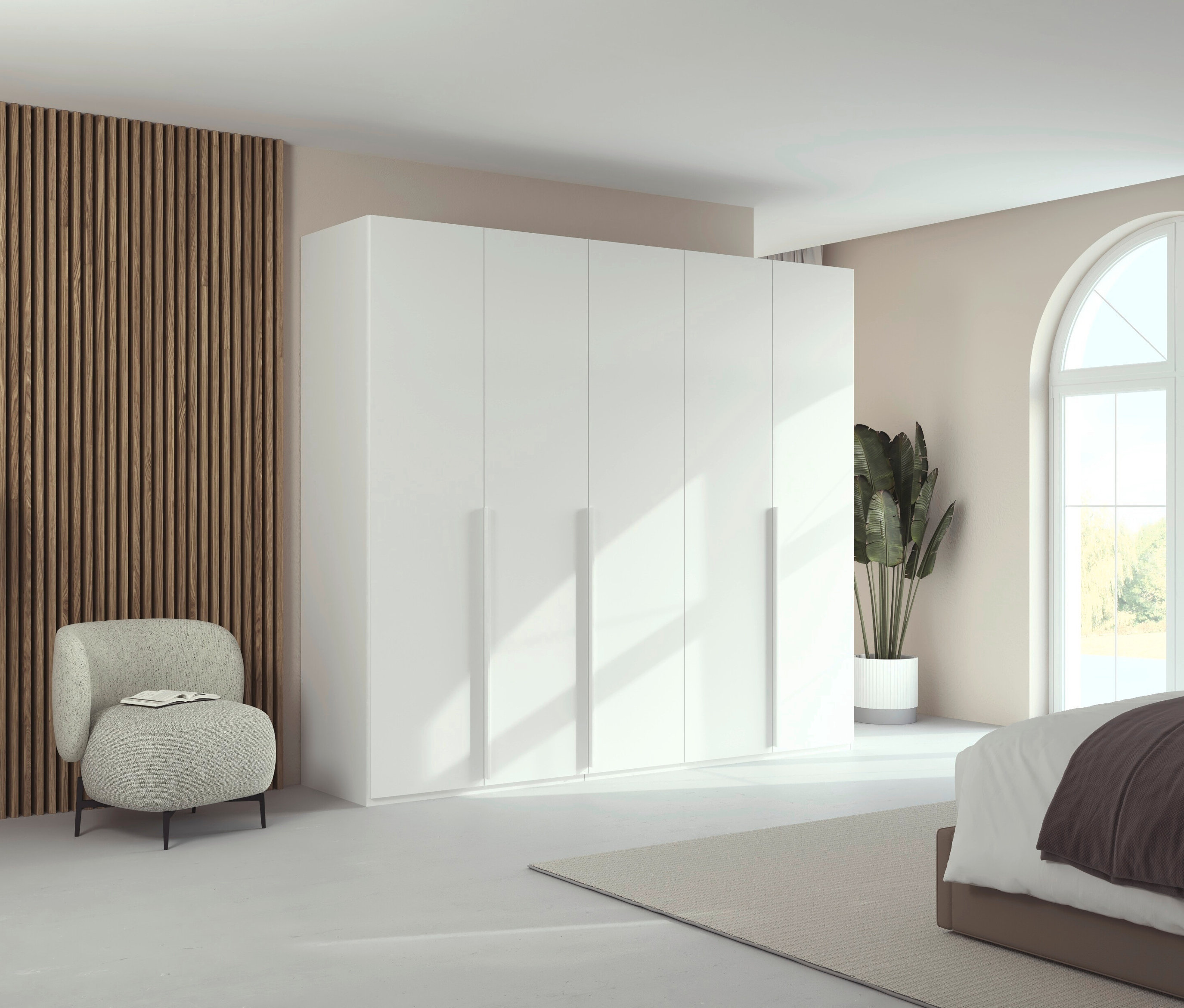 Schlafzimmer mit weißem Kleiderschrank, Sessel mit Buch, Zimmerpflanze und Bett neben einem Fenster.