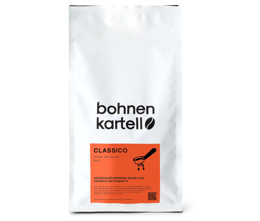 Ein weißer Beutel bohnenkartell - Classico Espresso - 1 kg Ganze Bohne Kaffee mit Aufdruck der Marke bohnenkartell und einer orangefarbenen Banderole.