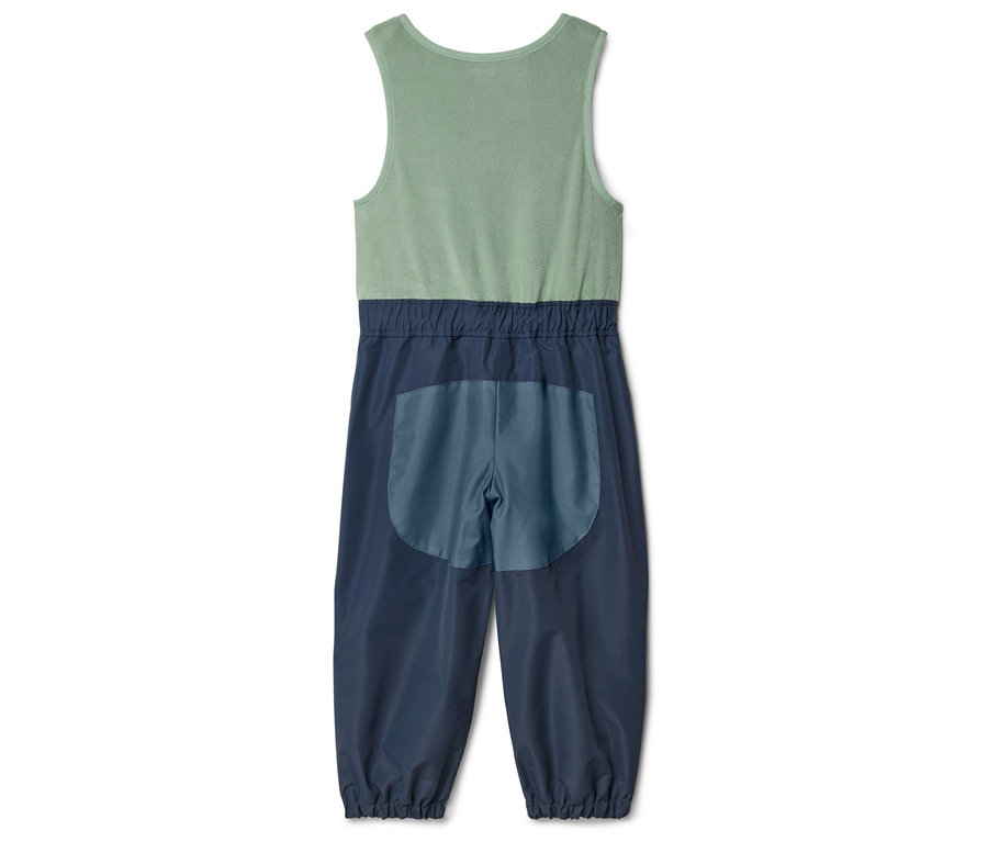 Ein grüner und blauer Overall liegt auf dem Boden.