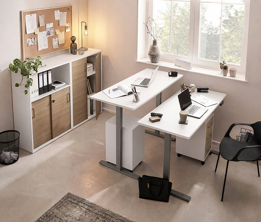 Büro mit zwei Schreibtischen und einem Aktenschrank »Metz« in Mattweiß/Canello mit zwei Schiebetüren.