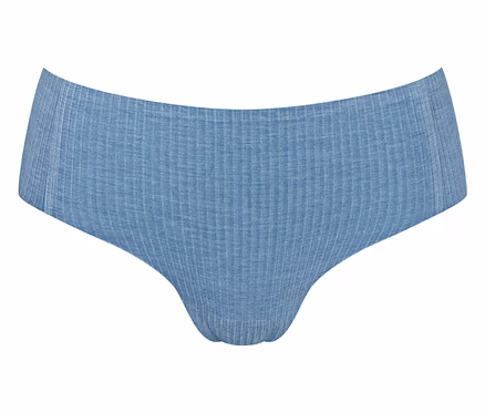 Blaue, gerippte Slips auf weißem Hintergrund.