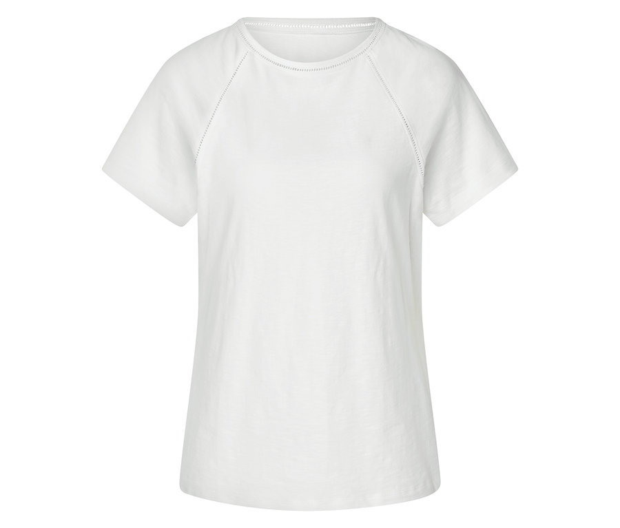 Weißes T-Shirt mit kurzen Ärmeln, abgerundetem Ausschnitt und Lochmuster an den Raglanärmeln.