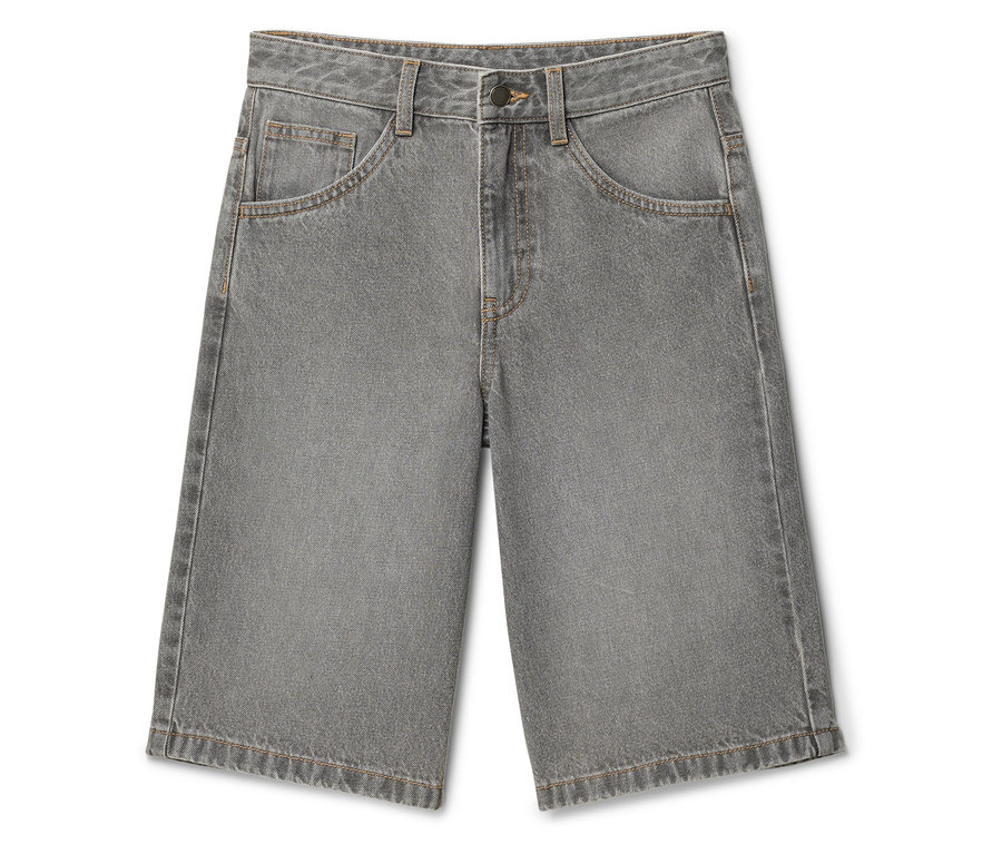 Graue Jeansshorts liegen auf einem weißen Hintergrund.
