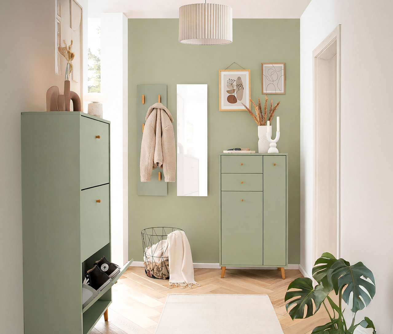 Einrichtung eines Flurs mit einem grünen Schuhschrank, einem Spiegel, einer Garderobe und einem Schrank.