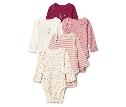 Fünf langärmelige Babybodys liegen übereinander, darunter gestreift, mit Blumenmuster und einfarbig.
