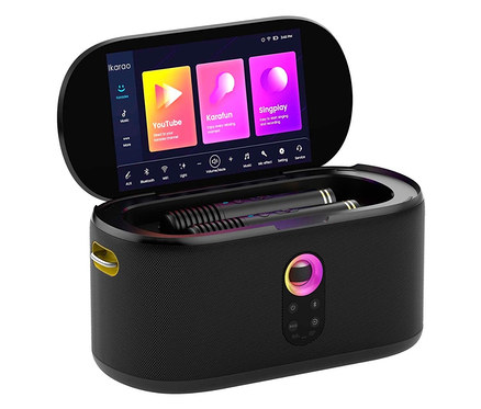 Ein schwarzer Karaoke-Lautsprecher mit zwei Mikrofonen und einem Bildschirm, der verschiedene Karaoke-Apps anzeigt.
