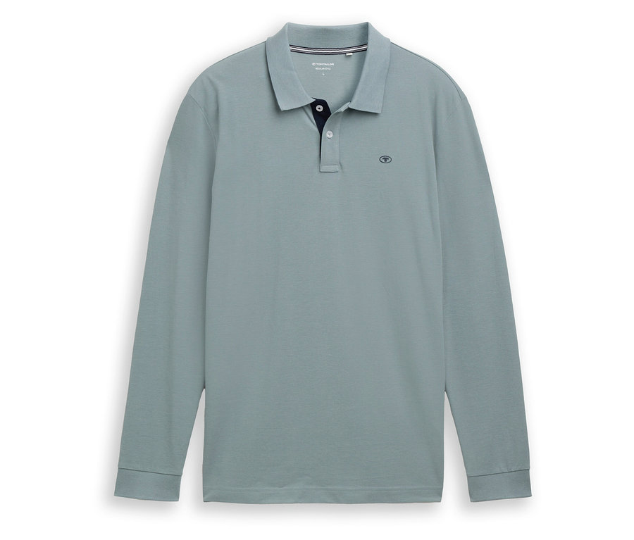 Ein hellblaues langärmliges Poloshirt liegt auf einem weißen Hintergrund.