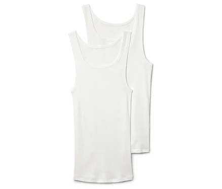 Zwei weiße Tanktops liegen übereinander, wobei das obere Tanktop teilweise verdeckt ist.