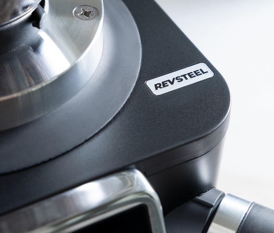 Nahaufnahme einer REVSTEEL Kaffeemühle mit einem silbernen Schraubenkopf.
