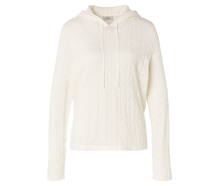 Ein cremefarbener Kapuzenpullover mit Zopfmuster und langen Ärmeln liegt auf einem weißen Hintergrund.