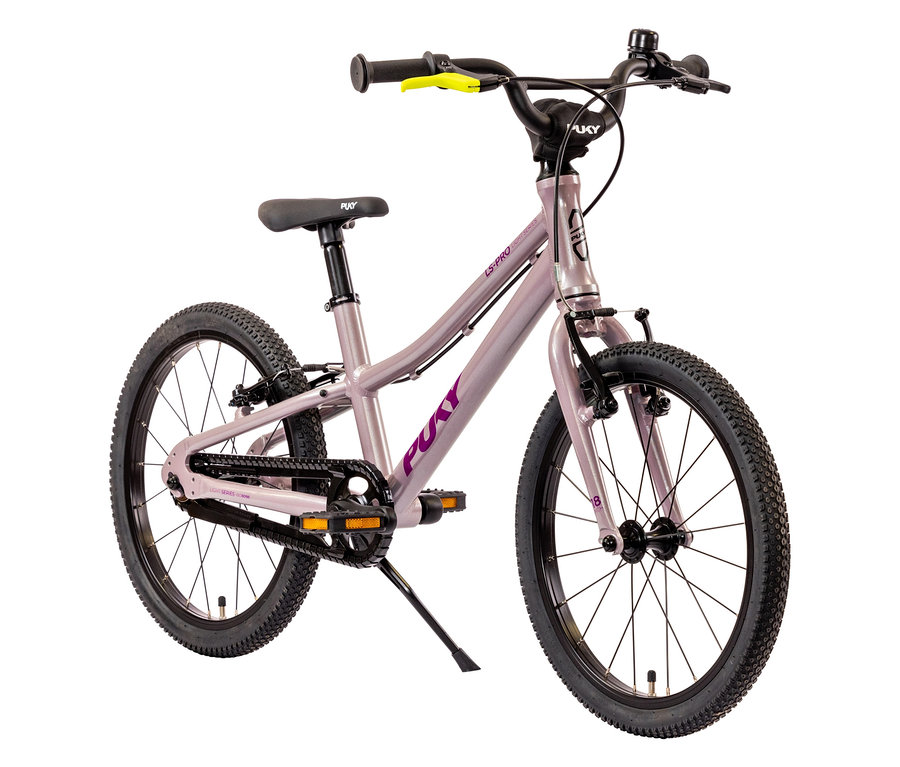 Nahaufnahme des PUKY Fahrrad LS-PRO 18 in Pearl Pink, mit gelben Griffen und schwarzem Sattel, auf einem weißen Hintergrund.