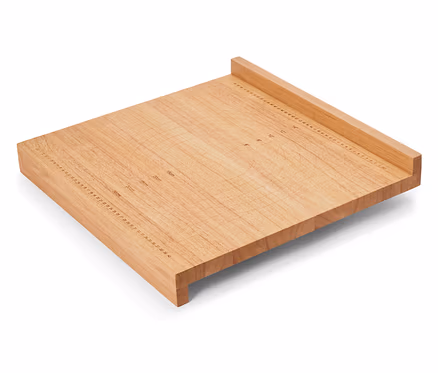 Quadratisches, hellbraunes Schneidebrett aus Holz mit Zentimeter- und Zollangaben auf der Oberfläche.