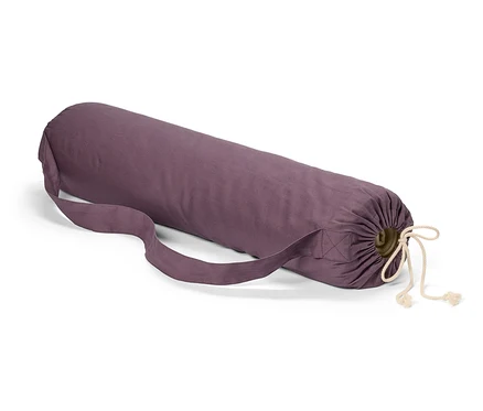 Lila Yogamatten-Tasche mit Kordelzug und Tragegurt liegt auf weißem Grund.