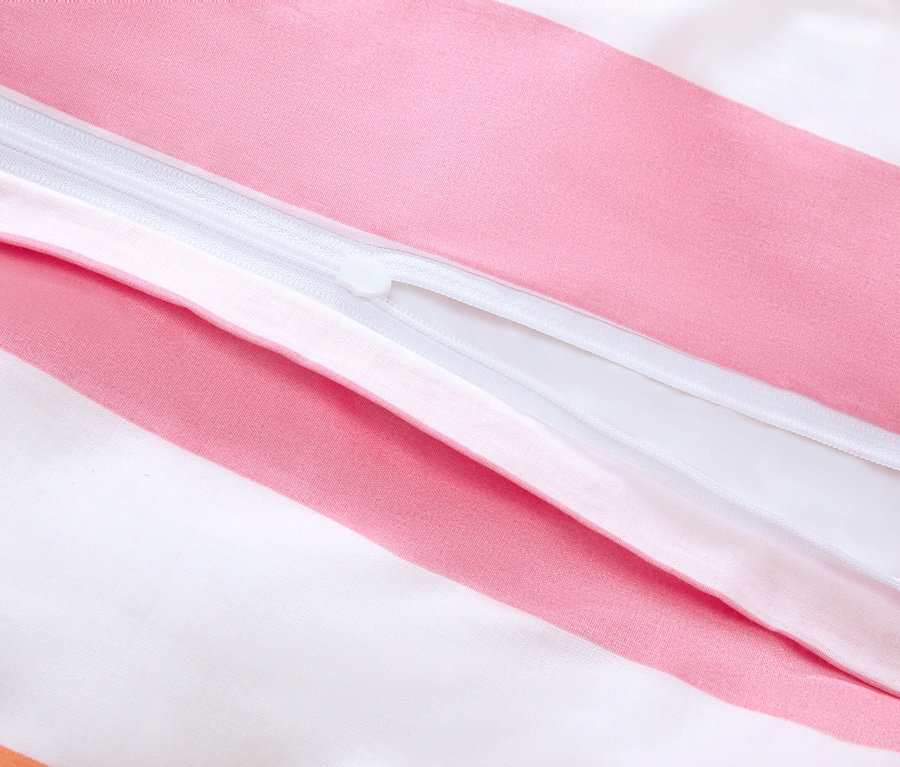 Nahaufnahme eines Bettbezugs mit rosafarbenen und weißen Streifen und einem weißen Reißverschluss.