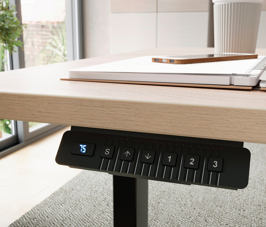 Nahaufnahme eines Schreibtisches mit Bedienelementen, einem Notizbuch, einem Stift und einem Smartphone.