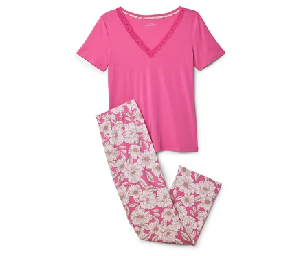 Ein rosafarbenes Pyjama-Set, bestehend aus einem T-Shirt mit Spitzenbesatz und einer Hose mit Blumenmuster.
