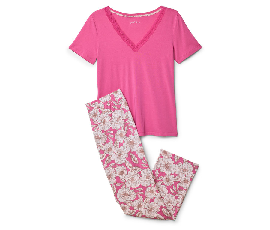 Ein rosafarbenes Pyjama-Set, bestehend aus einem T-Shirt mit Spitzenbesatz und einer Hose mit Blumenmuster.