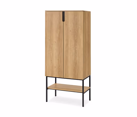 Hoher, schmaler Schrank aus hellem Holz mit zwei Türen und schwarzem Griff, auf einem schwarzen Metallgestell mit offener Ablage.