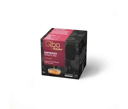 Schwarze Qbo by Tchibo Espresso Apaneca Ana Kaffeekapselpackung mit rotem Etikett, das „El Salvador“, „Elegant mit Anklängen von Karamell“, „8x“ und „Intensität 6/10“ anzeigt. Eine Tasse Espresso ist ebenfalls abgebildet.