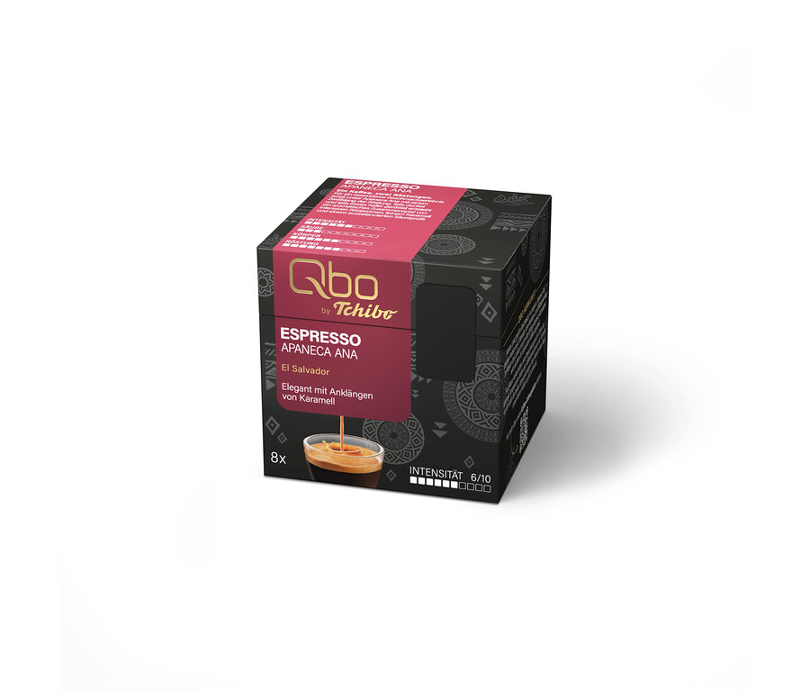 Schwarze Qbo by Tchibo Espresso Apaneca Ana Kaffeekapselpackung mit rotem Etikett, das „El Salvador“, „Elegant mit Anklängen von Karamell“, „8x“ und „Intensität 6/10“ anzeigt. Eine Tasse Espresso ist ebenfalls abgebildet.