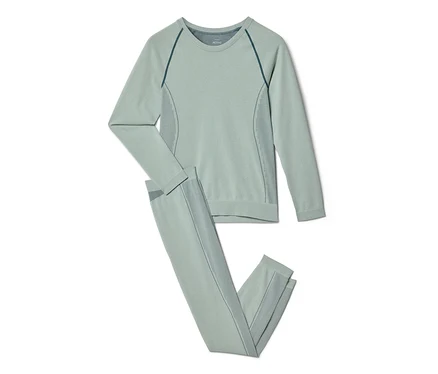 Hellgrünes Langarmshirt und passende Leggings mit dunkelgrünen Raglan-Nähten und vertikalen Streifendetails.