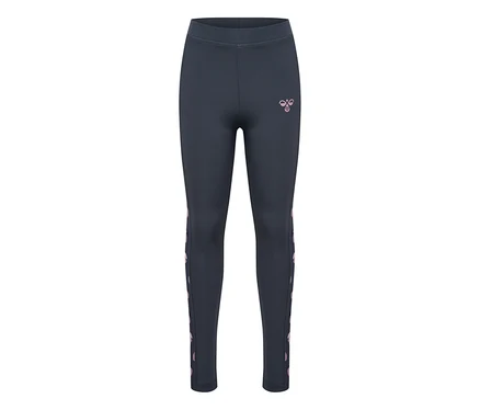 Dunkelgraue hummel® »HMLJR AOP Gym Tights« Leggings mit pinkem Logo auf dem linken Oberschenkel und Chevron-Muster an den Seiten.