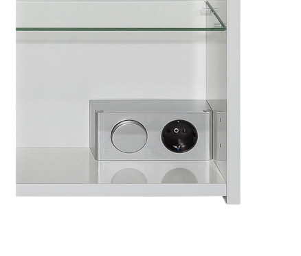Innenansicht eines weißen Schranks mit einer Glasablage darüber, mit einem silbernen Elektromodul mit Drehknopf und Steckdose.