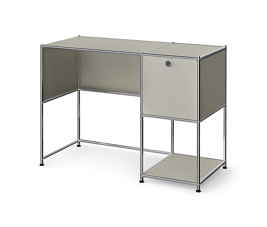 Ein hellgrauer modularer Schreibtisch mit Chromrahmen, bestehend aus einer Arbeitsfläche links und einer Aufbewahrungseinheit rechts mit einem geschlossenen Schrank und einem offenen Fach.