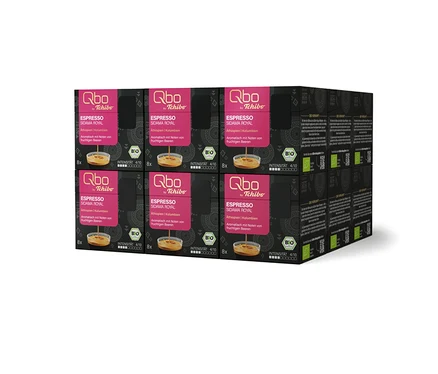 Stapel von Qbo Espresso SIDAMA ROYAL Kaffeekapselpackungen. Die dunkelgrünen Packungen mit pinkem Band zeigen den Namen, Herkunft Äthiopien/Kolumbien, fruchtige Beerennoten, Intensität 4/10 und das Bio-Siegel. Insgesamt 144 Kapseln.