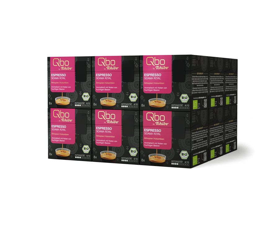 Stapel von Qbo Espresso SIDAMA ROYAL Kaffeekapselpackungen. Die dunkelgrünen Packungen mit pinkem Band zeigen den Namen, Herkunft Äthiopien/Kolumbien, fruchtige Beerennoten, Intensität 4/10 und das Bio-Siegel. Insgesamt 144 Kapseln.