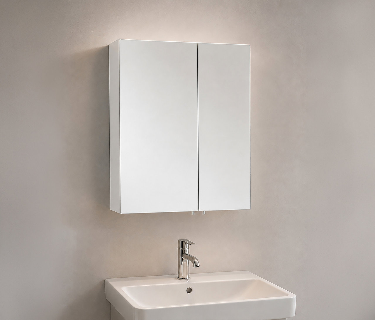 Weißer Spiegelschrank "Basic", 60 cm breit, mit zwei Türen, über einem weißen Waschbecken mit Chromarmatur. Dezente Beleuchtung.