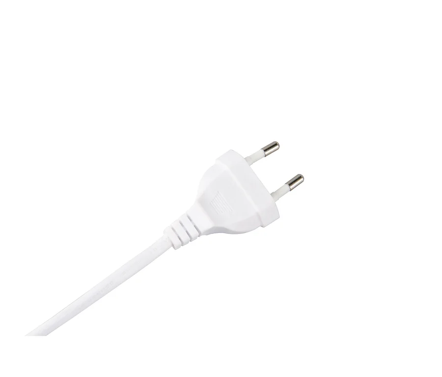 Weißer zweipoliger Netzstecker mit weißem Kabel vor weißem Hintergrund.