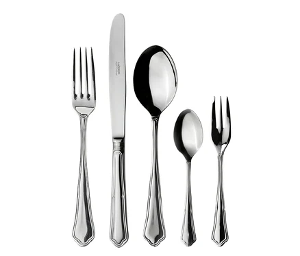 Fünf silberfarbene Besteckteile mit klassisch verzierten Griffen: Gabel, Messer, Esslöffel, Teelöffel und Dessertgabel.