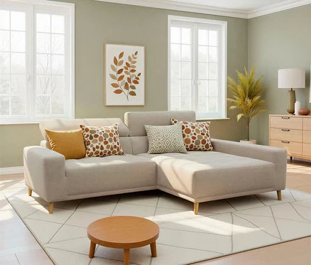 Gemütliches Wohnzimmer mit hellgrünen Wänden und hellem Holzboden. Ein beiges L-förmiges Sofa mit gemusterten und einfarbigen gelben Kissen steht auf einem hellen Teppich mit geometrischem Muster. Vor dem Sofa steht ein kleiner, runder Holztisch. Zwei große Fenster sind an der linken Wand, dazwischen hängt ein gerahmtes Bild mit Herbstblättern. Rechts vom Sofa steht eine hohe Pflanze neben einer Holzkommode mit Lampe und Dekoartikeln.