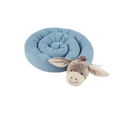 Ein blaues, gepunktetes, spiralförmiges Stoffelement mit einem grauen Eselkopf, der eine weiße Schnauze und ein lächelndes Gesicht hat.