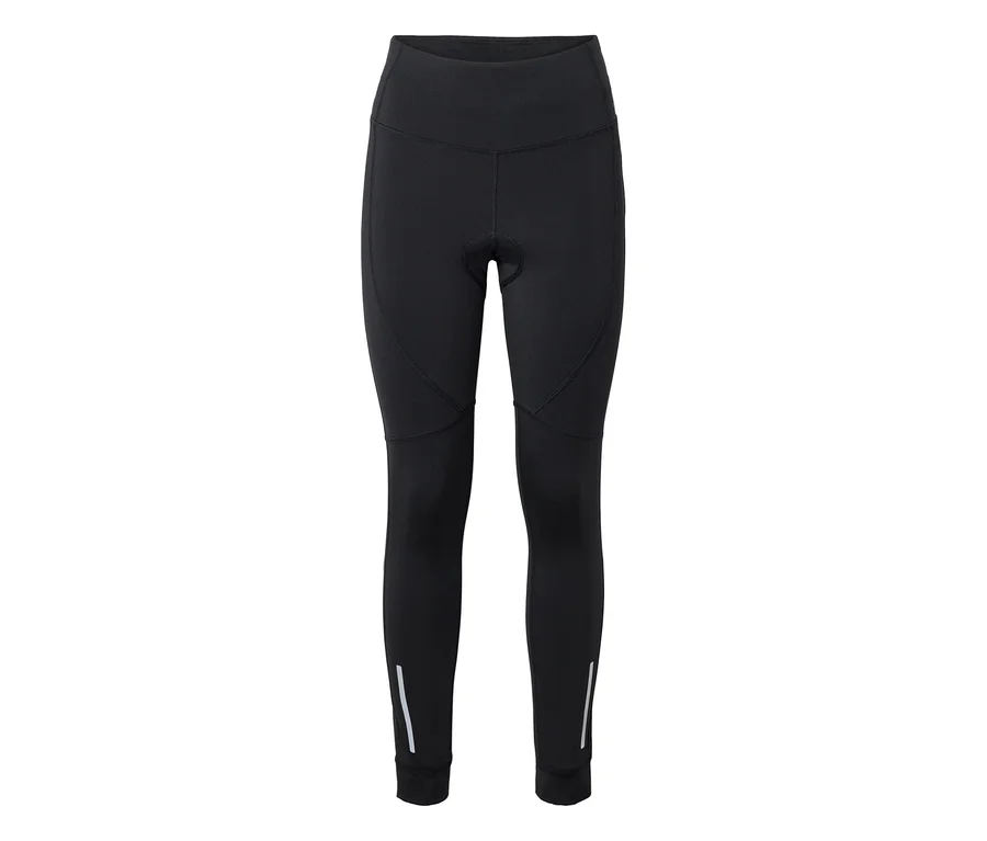 Schwarze Radhose mit breitem Bund, sichtbarer Polsterung im Schritt und reflektierenden Streifen an den Knöcheln.