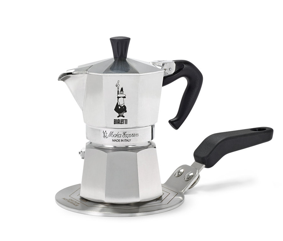 Ein silberner Bialetti Moka Express Espressokocher steht auf einer silbernen Herdplatte vor einem weißen Hintergrund.