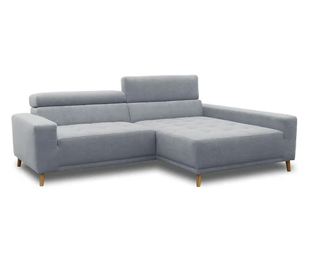 Graues Ecksofa mit Stoffbezug, verstellbaren Rückenlehnen und konischen Holzbeinen auf weißem Hintergrund.