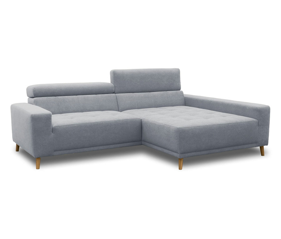 Graues Ecksofa mit Stoffbezug, verstellbaren Rückenlehnen und konischen Holzbeinen auf weißem Hintergrund.