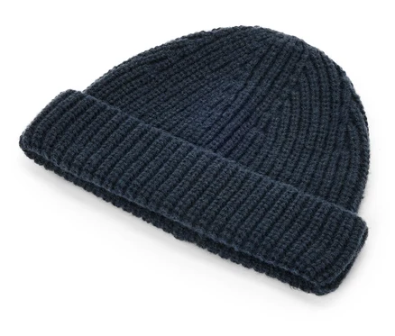 Dunkelblaue Strickmütze mit Rippenmuster und umgeschlagenem Rand.