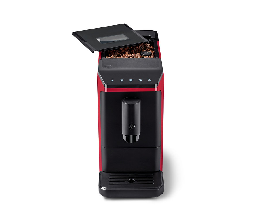 Rote und schwarze Kaffeemaschine mit offenem Deckel, der Kaffeebohnen zeigt. Schwarzes Bedienfeld mit beleuchteten Symbolen und Auslauf.