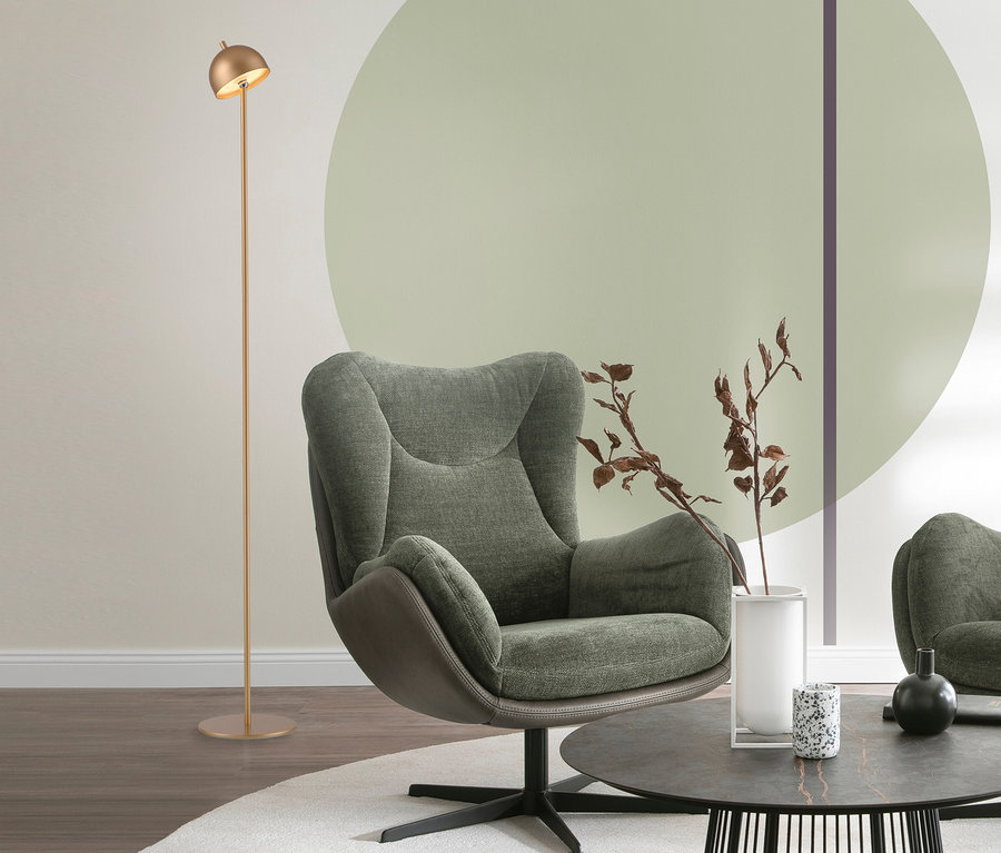 Modernes Wohnzimmer mit einem grünen Sessel, einem runden Couchtisch und einer goldfarbenen SCHÖNER WOHNEN-Kollektion Akku-Stehleuchte »Bellis«.