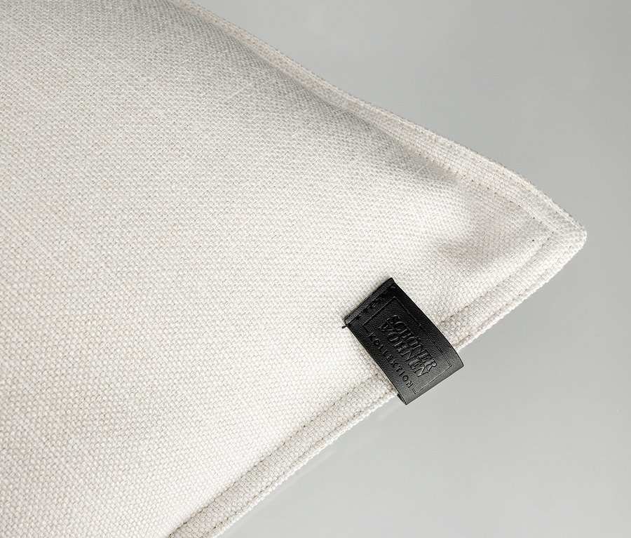 Off-white SCHÖNER WOHNEN-Kollektion Dekokissen-Bezug »COAST« aus gewebtem Stoff mit schwarzem Etikett in der Ecke.