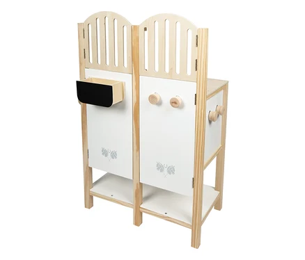 Der small foot Hobby-Horse-Pferdestall aus Holz hat zwei Boxen mit Türen, Regale und eine Tafel.
