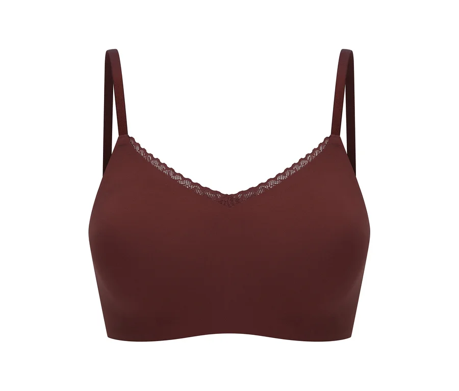 Dunkelrotbraunes Bralette mit dünnen Trägern und V-Ausschnitt. Der Ausschnitt ist mit zarter, gewellter Spitze verziert.