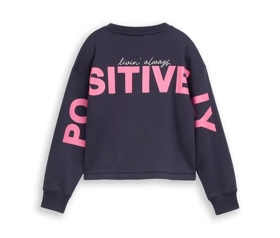 Dunkelblauer Pullover mit der Aufschrift "livin' always POSITIVELY" in Pink und Weiß auf dem Rücken und den Ärmeln.