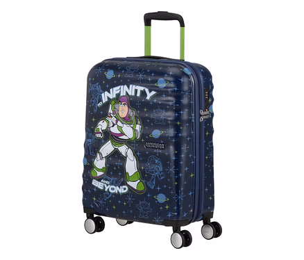 Dunkelblauer Koffer mit Buzz Lightyear, dem Schriftzug 'To Infinity and Beyond' und einem Weltraummuster. Er hat einen grünen, ausziehbaren Griff und vier Rollen.