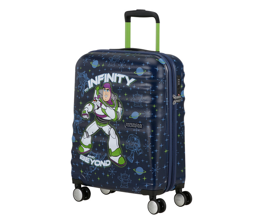 Dunkelblauer Koffer mit Buzz Lightyear, dem Schriftzug 'To Infinity and Beyond' und einem Weltraummuster. Er hat einen grünen, ausziehbaren Griff und vier Rollen.