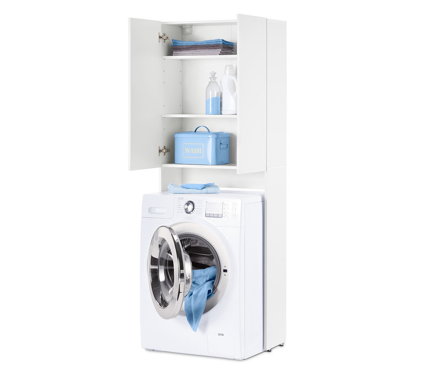 Waschmaschine unter Waschmaschinenschrank. Im Schrank befinden sich Handtücher, Reinigungsmittel und eine Aufbewahrungsbox.