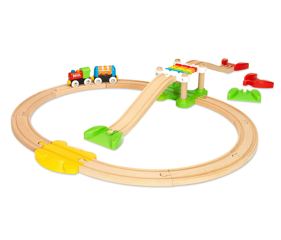 Holzeisenbahn mit bunter Lokomotive und Brücke. Zu sehen ist das BRIO® – mein erstes Bahn-Spiel-Set.